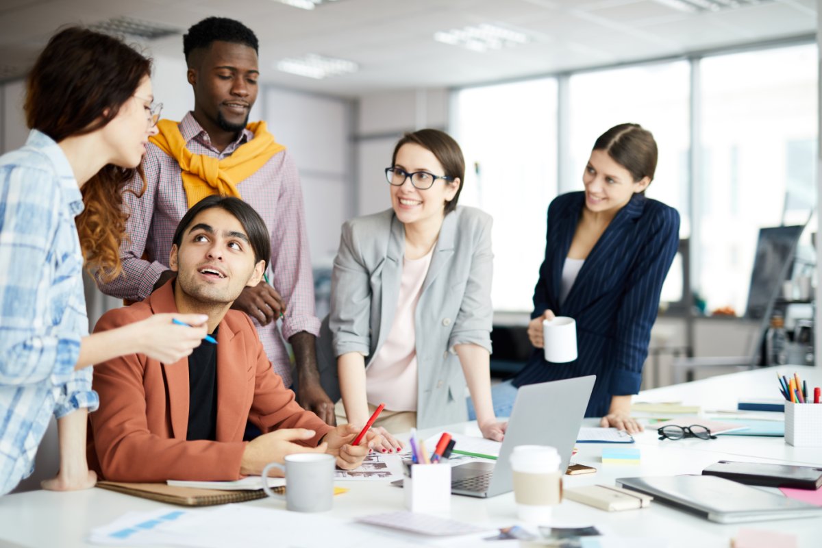 Personnes autour d'un bureau